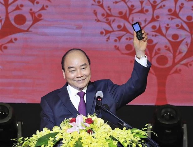 政府总理阮春福参加短信捐款活动