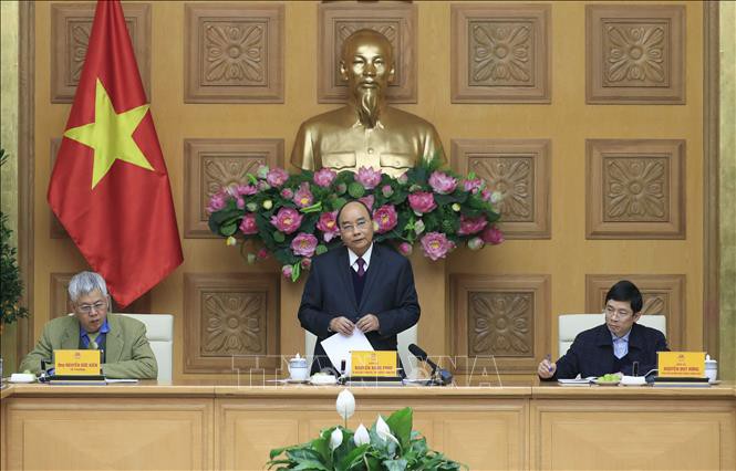 越南政府总理阮春福与政府经济咨询组举行工作会议