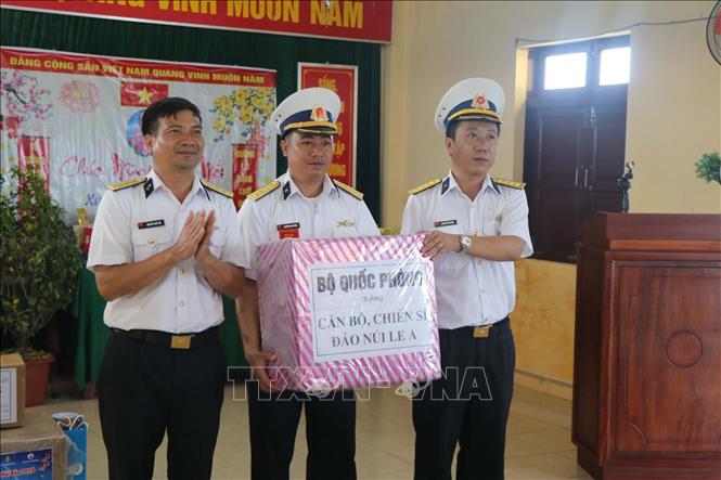 向长沙群岛军民拜早年