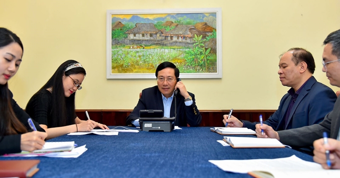 越南政府副总理兼外长范平明与韩国外长康京和进行电话会谈