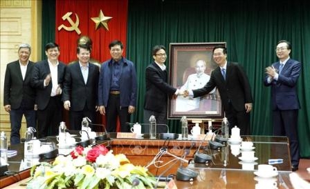 越共中央宣教部部长武文赏探望并向卫生部门干部表示祝贺