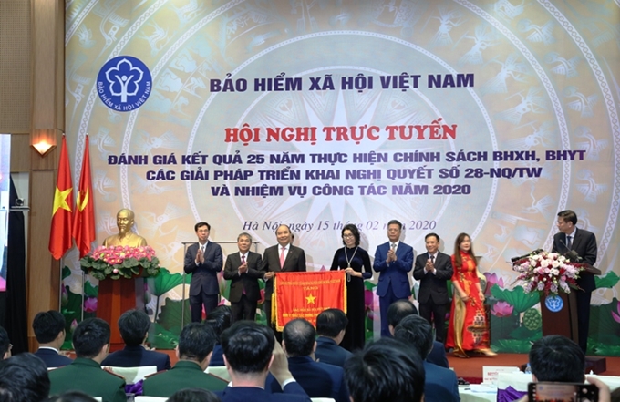 建设一个面向全民，符合国际标准的社会保险体系