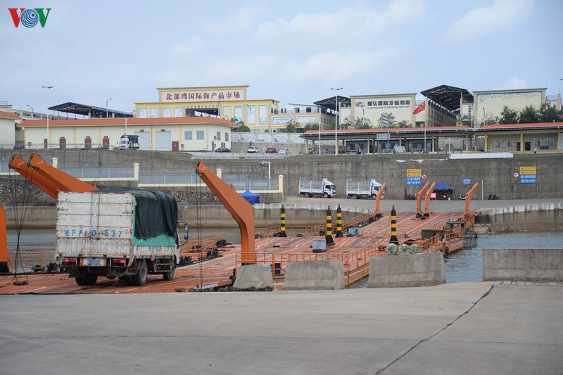 广宁省卡龙边境江临时浮桥恢复通车