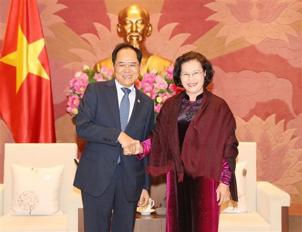 国会主席阮氏金银会见韩国驻越大使朴卢万
