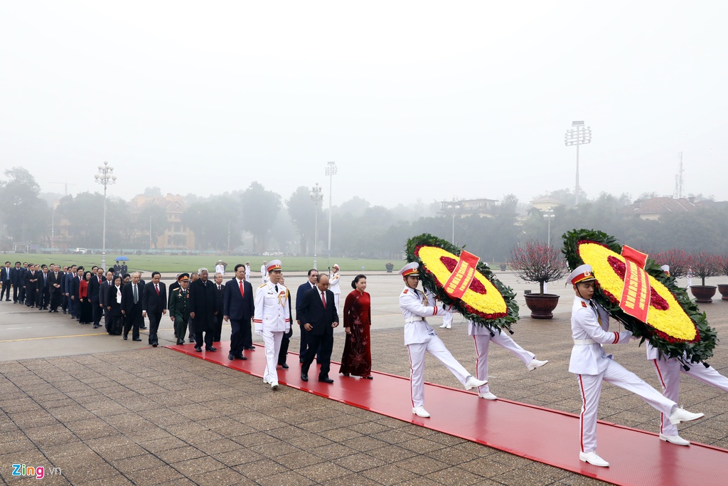 越南共产党建党90周年：越南党和国家领导人入陵瞻仰胡志明主席遗容