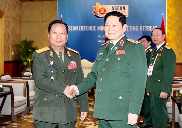 越南国防部长吴春历与老挝国防部长占沙蒙•占雅拉会晤
