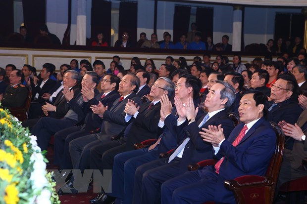 “将春天献给党”特殊艺术晚会在河内隆重举行