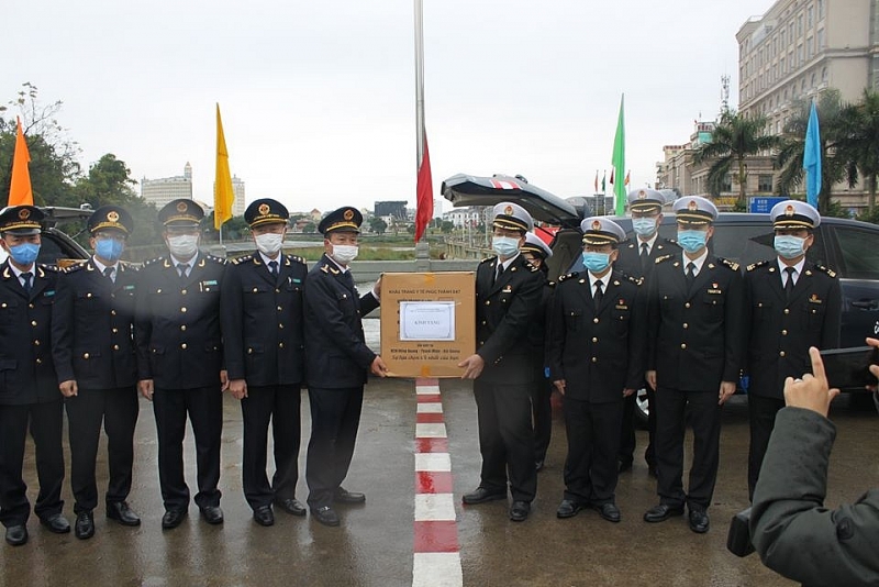 越南海关向中国海关赠送医用口罩