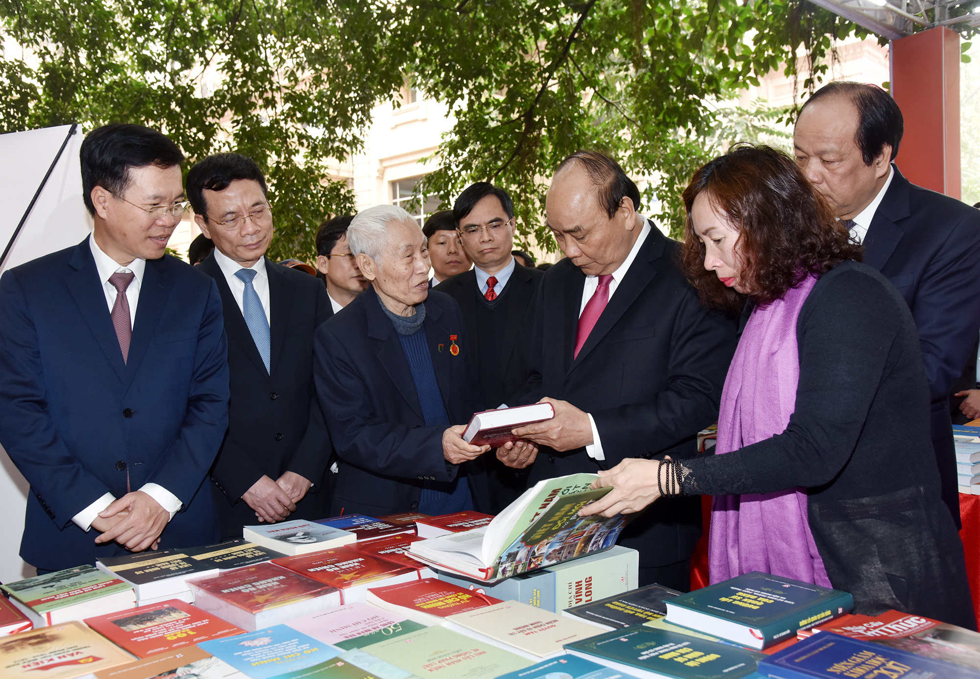 阮春福总理参观越南共产党建党90周年专题图书展