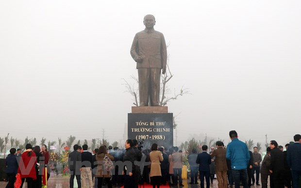 已故越共中央总书记长征塑像正式落成