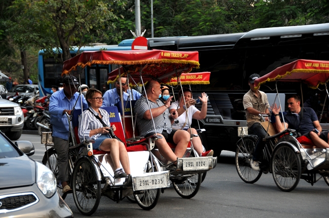 国际游客安心游览河内