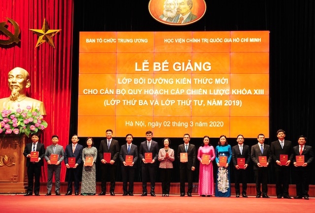 越南共产党战略级规划干部新知识培训班毕业典礼举行