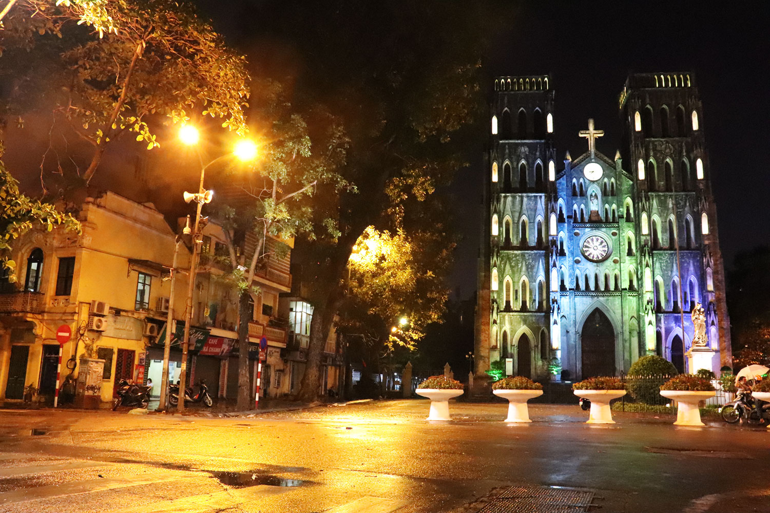 河内市非必要商店和服务场所一律停业  防止疫情扩散蔓延