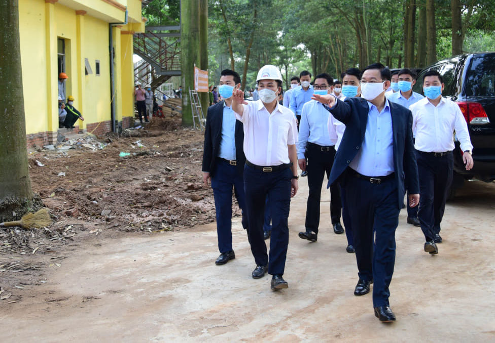 河内市委书记王廷惠视察永福省迷玲方舱医院施工进度