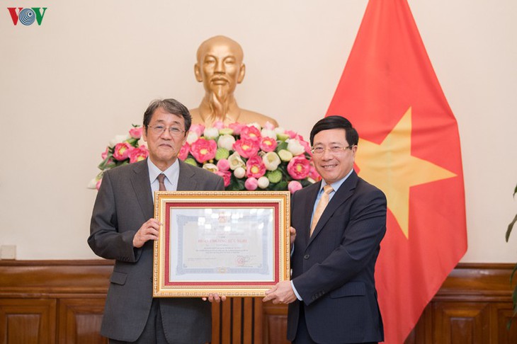 越南政府副总理兼外长范平明向日本驻越大使授予友谊勋章