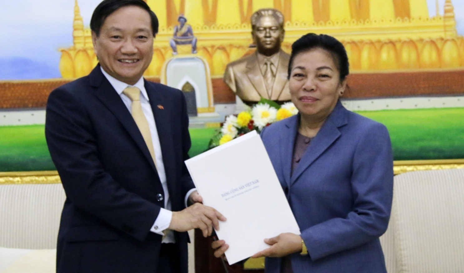 越南党和国家领导人祝贺老挝人民革命党成立65周年