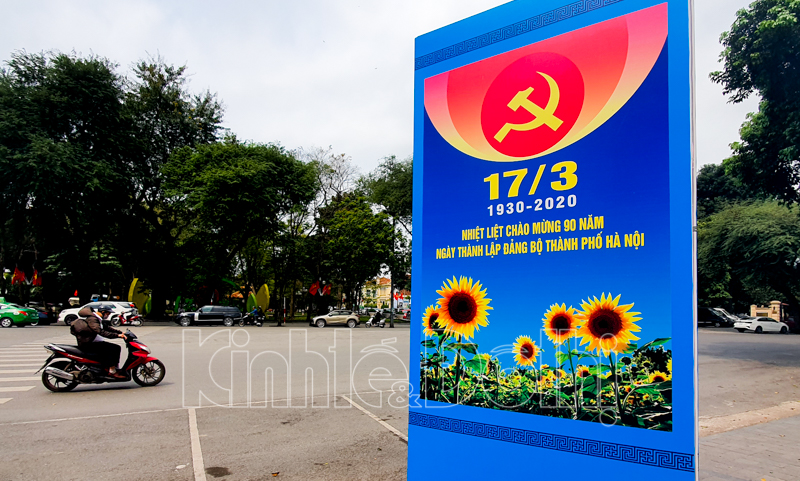 河内市街头装饰一新 喜迎河内市党组织成立90周年