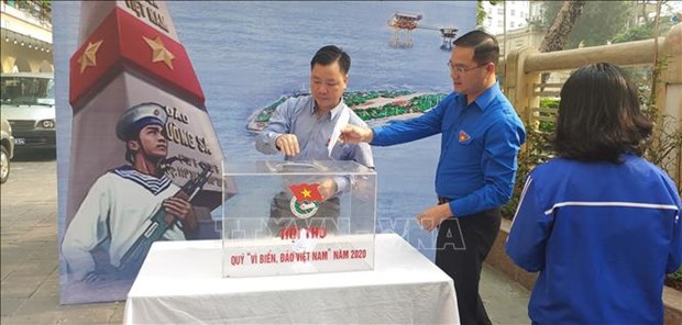 首都河内青年向越南海洋海岛基金会捐款