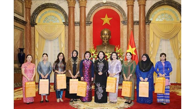 越南国家副主席邓氏玉盛会见东盟妇女小组代表团
