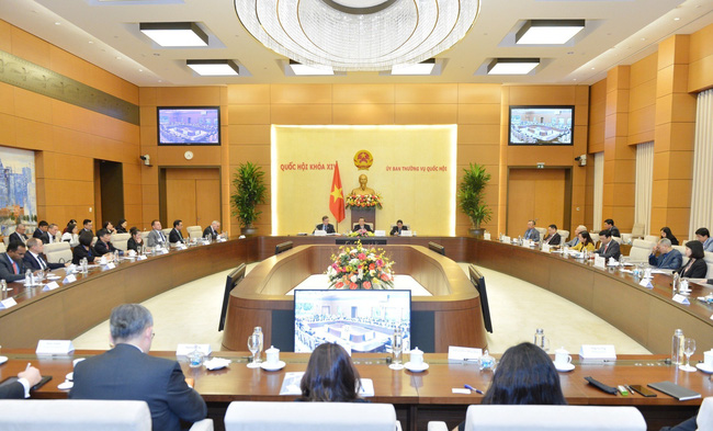 越美加强经济合作