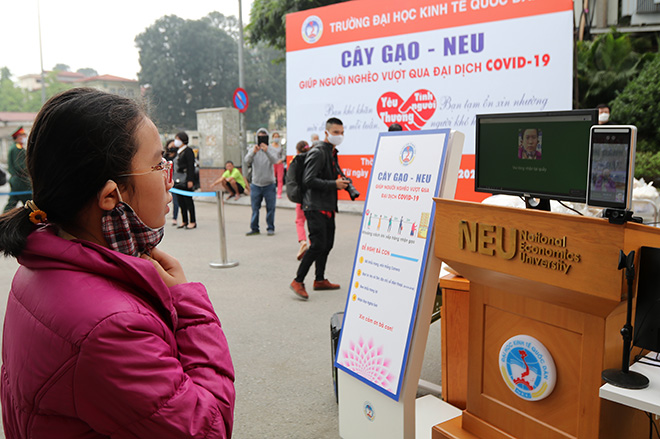 河内市国民经济大学采用人脸识别技术为贫困群众免费发放大米