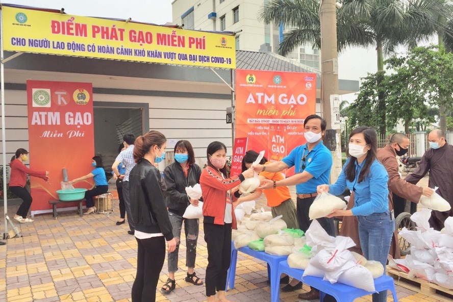 北宁省向当地工人免费发放200吨大米