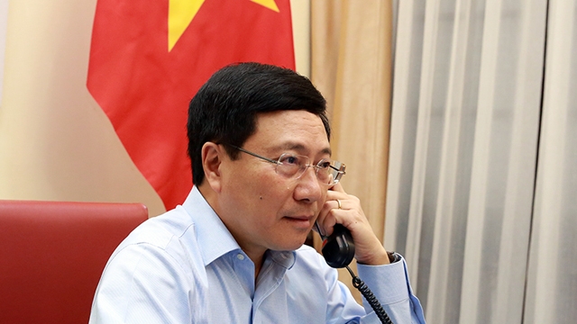 越南政府副总理兼外交部长范平明与爱沙尼亚外长乌尔马斯•雷因萨鲁通电话