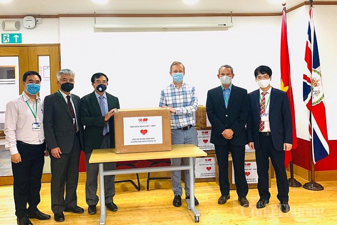 越南外交部副部长黄国旺向英国驻越南大使馆赠送防疫物资