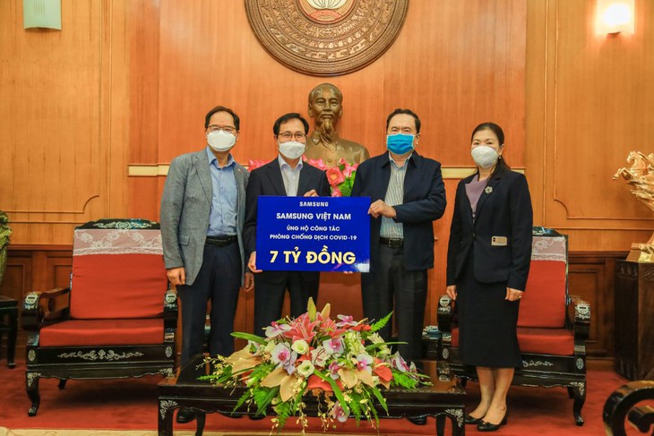 越南三星公司捐赠100亿越盾携手抗击新冠肺炎疫情