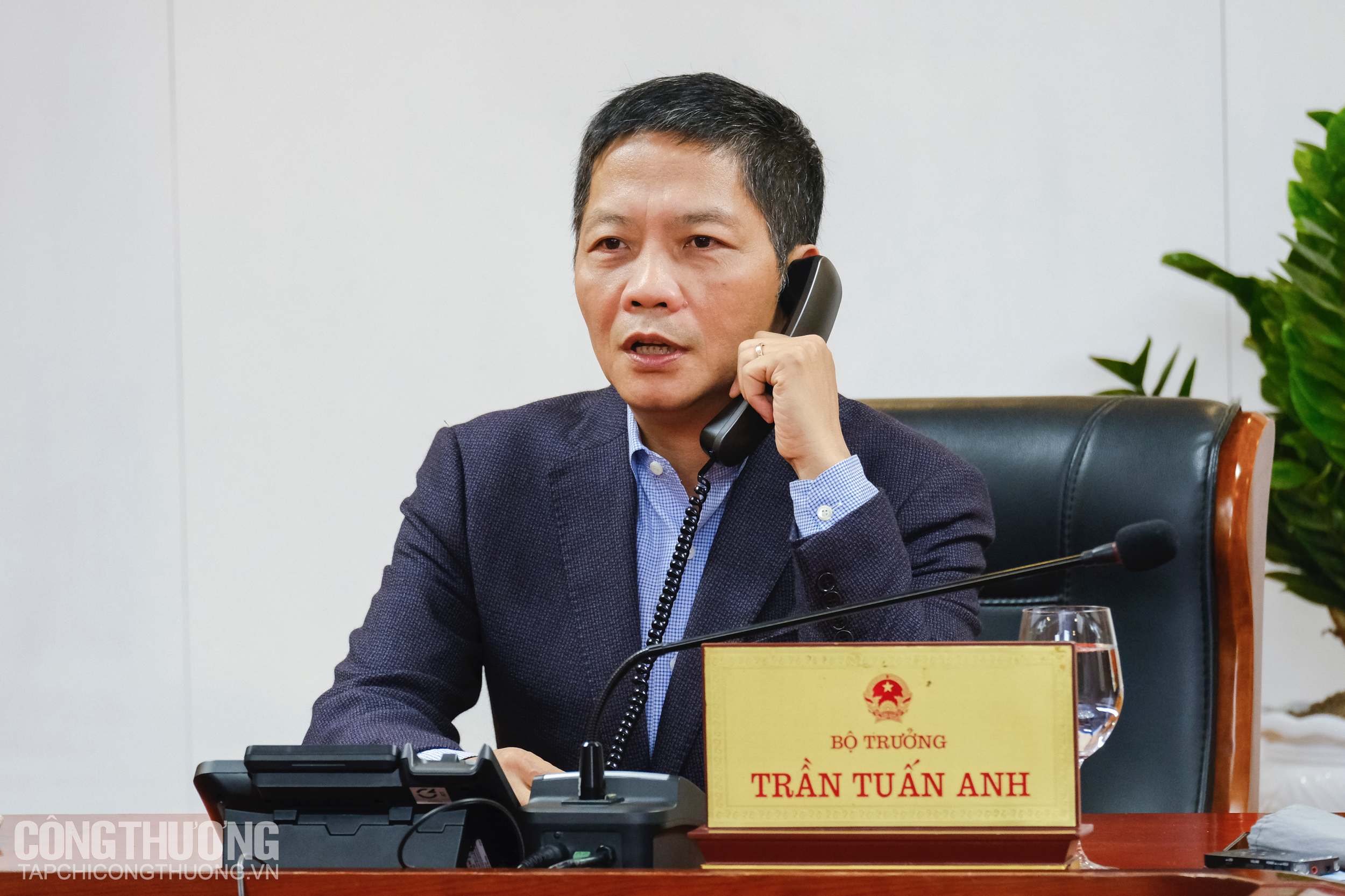越南工贸部部长陈俊英与欧盟贸易专员通电话