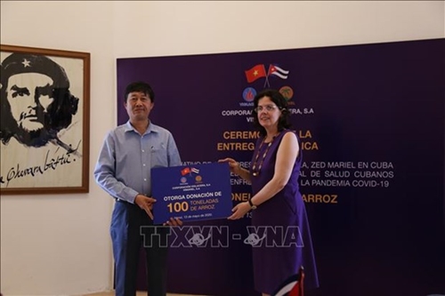 越南企业向古巴新冠肺炎疫情防控一线医务人员赠送100吨大米