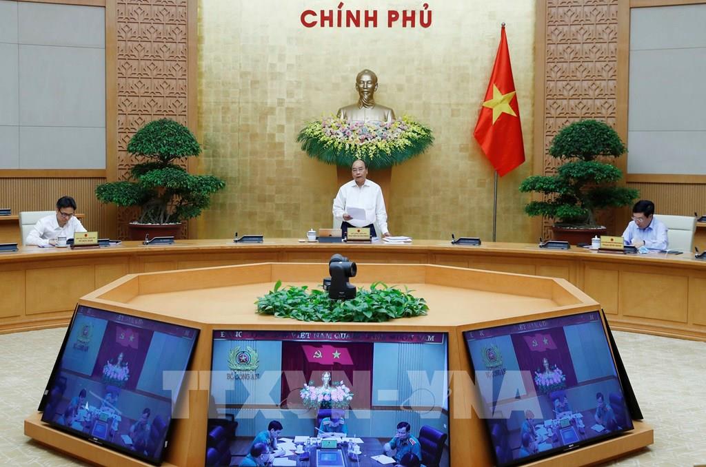越南政府总理阮春福主持召开政府4月份例会