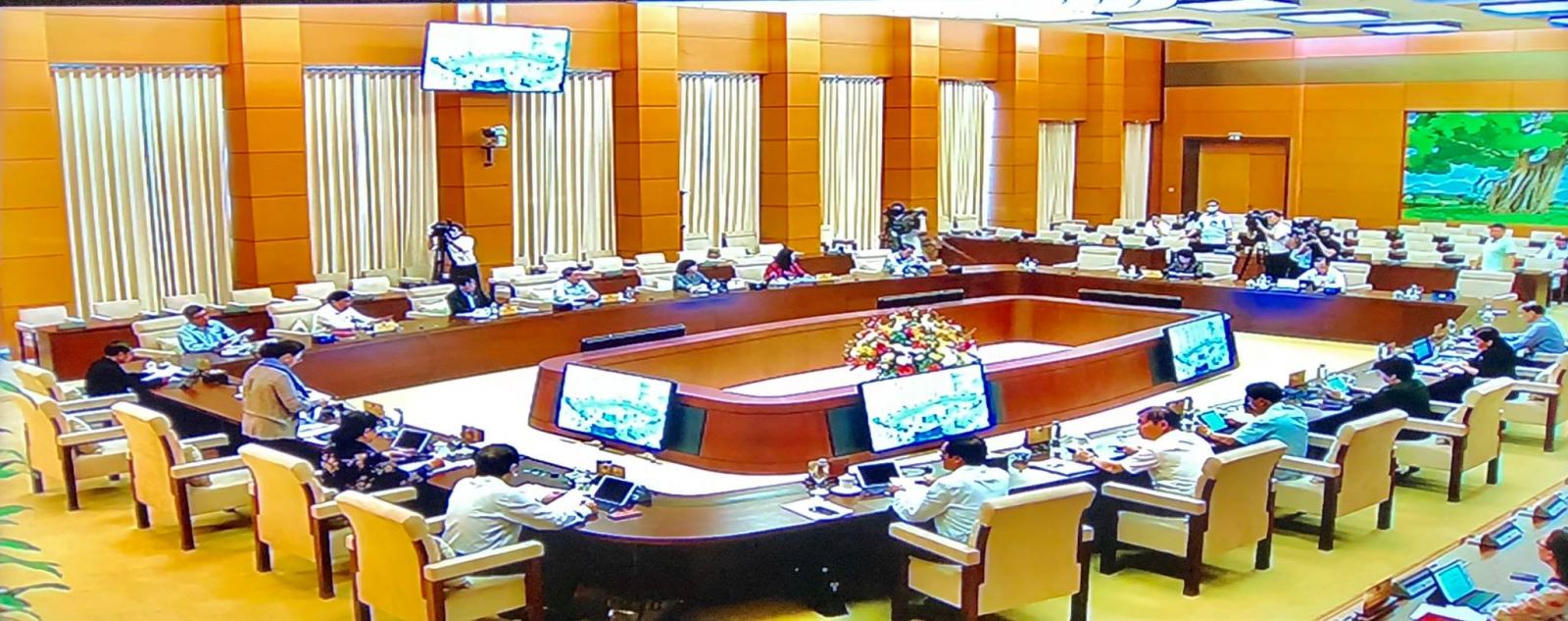 国会主席阮氏金银主持国会常委会第45次会议开幕式