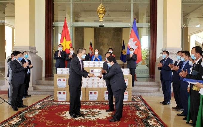 越南国会向柬埔寨捐赠3万个口罩