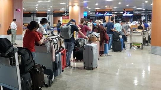 接送滞留缅甸近240名越南公民回国的航班抵达岘港