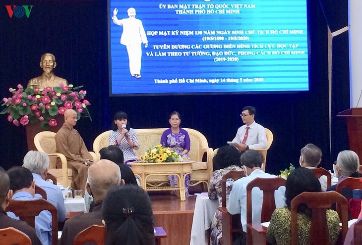 表彰“学习和效法胡志明道德榜样”运动先进典范