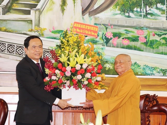 越南祖国阵线中央委员会主席向全国佛教界致佛诞节贺信