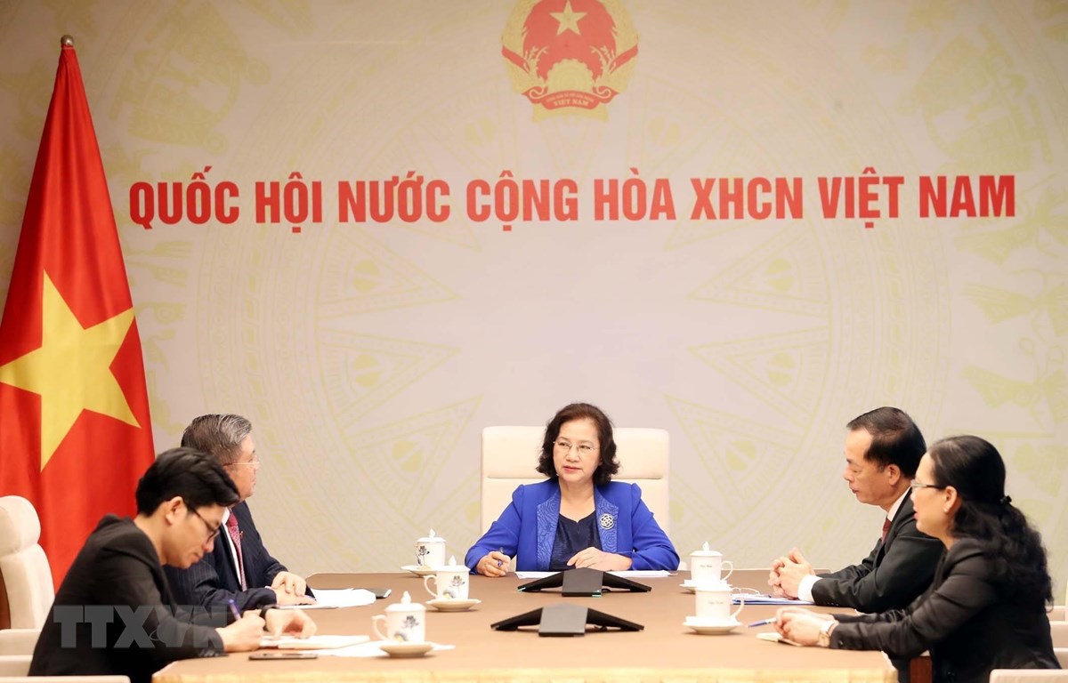 越南国会主席阮氏金银与老挝国会主席巴尼通电话