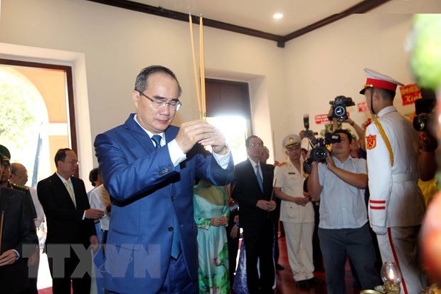 胡志明市代表团敬香缅怀胡志明主席