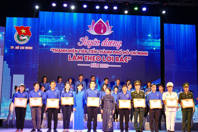 胡志明主席诞辰130周年：河内和胡志明市数百名优秀青年受表彰