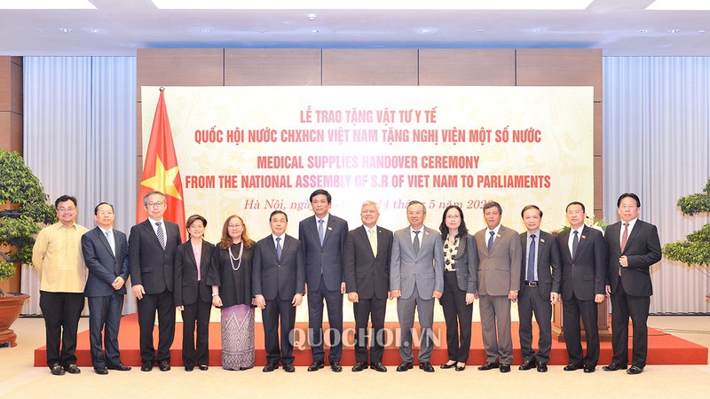 越南国会向各国议会赠送医疗物资