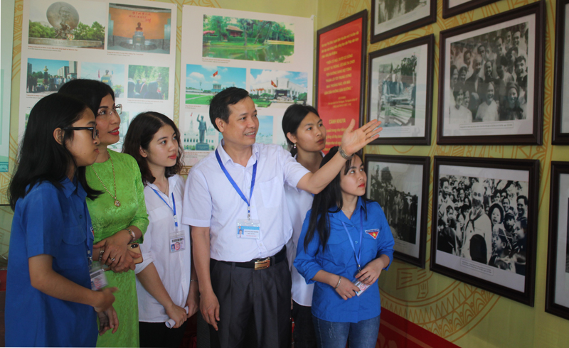 “胡志明主席—越南民族解放英雄、杰出文化家”图片展在太原省举行