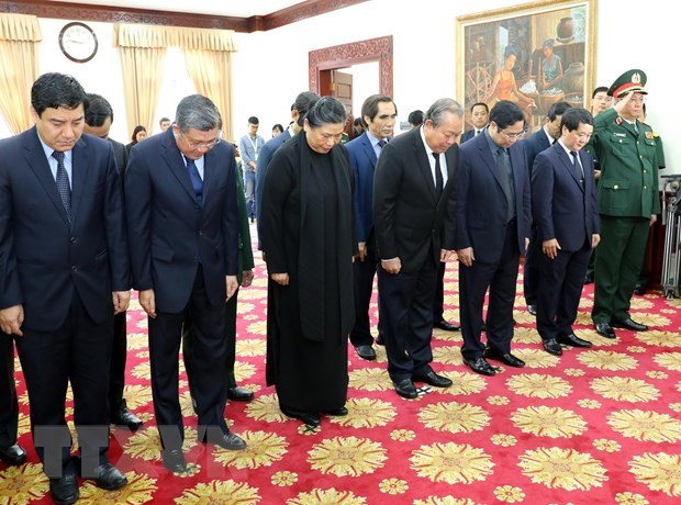越南党和国家领导代表团来到老挝驻越南大使馆吊唁原老挝总理西沙瓦•乔本潘大将