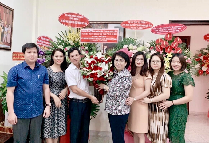 胡志明市领导人走访新闻媒体机构祝贺越南革命新闻日95周年
