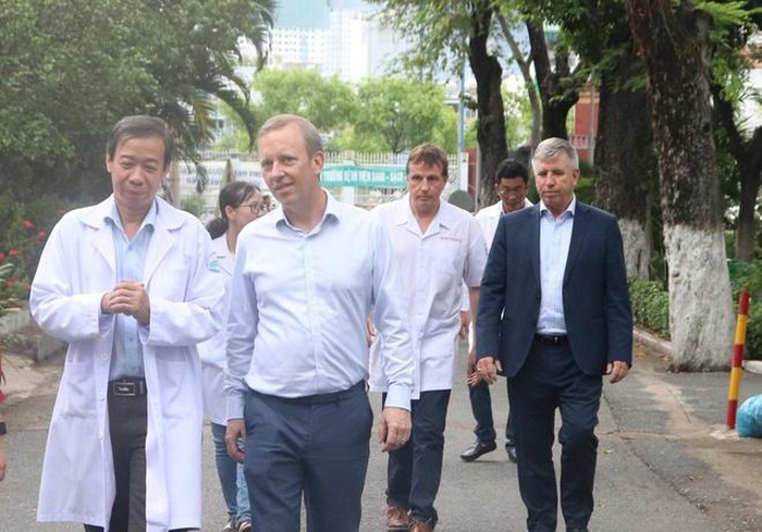 新冠肺炎疫情：英国驻越大使感谢越南医生成功救助英国患者