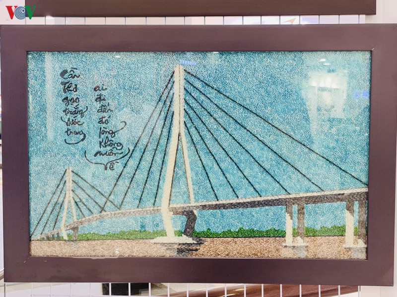 “大米之爱”大米画展览在芹苴市开展