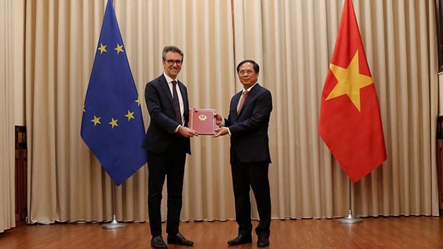 越南代表向欧盟驻河内代表团递交EVFTA和EVIPA的批准文件