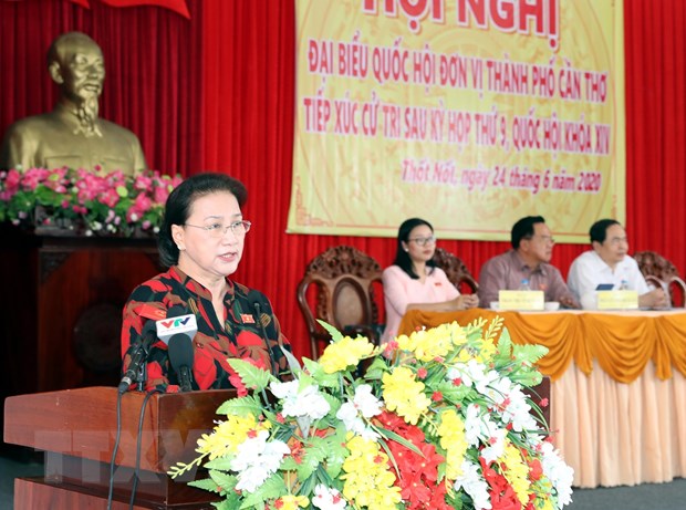 芹苴市选民关注九龙江三角洲的交通基础设施建设