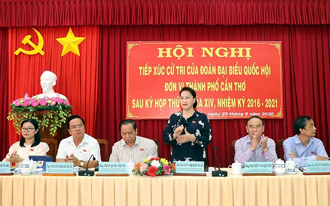 越南国会主席阮氏金银会见芹苴市丐朗和乌门两郡选民