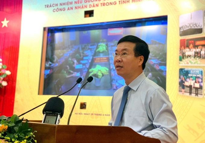 在新形势下人民公安干部党员要以身作则